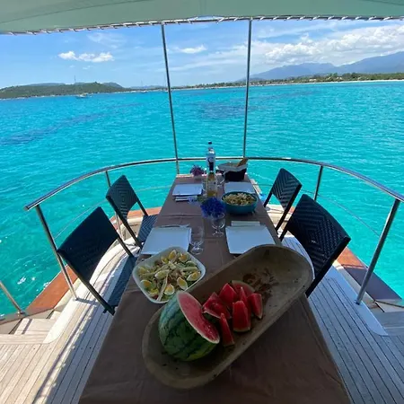 Ocean Yacht Trawler - Le Caloa 船上ホテル