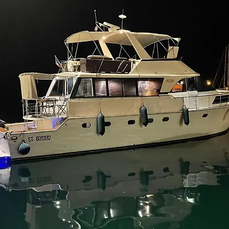 Hotel na wodzie Ocean Yacht Trawler - Le Caloa *