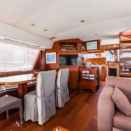 Hotel na wodzie Ocean Yacht Trawler - Le Caloa