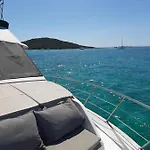 Ocean Yacht Trawler - Le Caloa ספינת מלון פורטו-וישיו