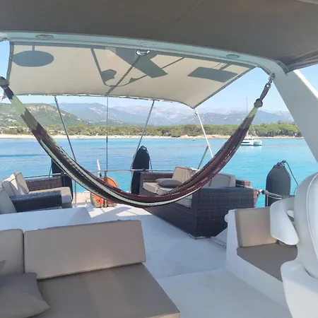 Botel Ocean Yacht Trawler - Le Caloa *