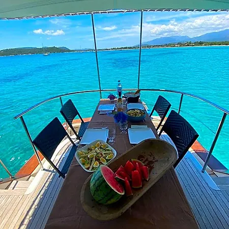 Πλωτό κατάλυμα Ocean Yacht Trawler - Le Caloa *