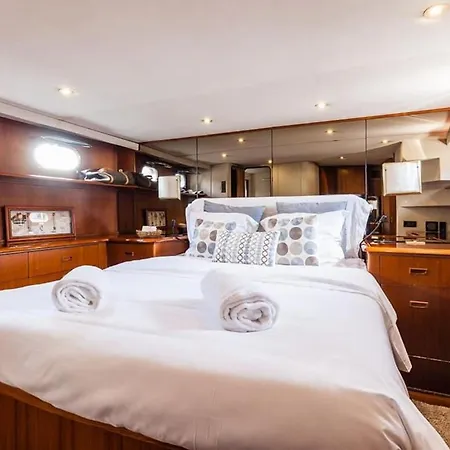 Πλωτό κατάλυμα Ocean Yacht Trawler - Le Caloa *